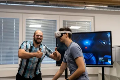 Zwei Männer mit VR Brille