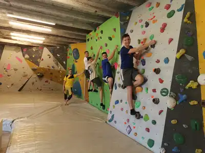 Menschen auf einer Kletterwand