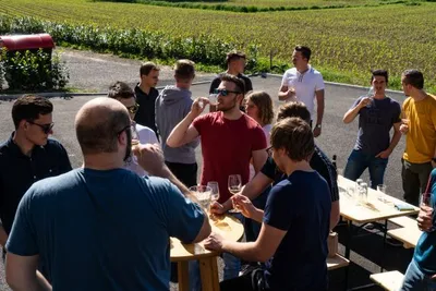 Menschen beim Weinverkosten