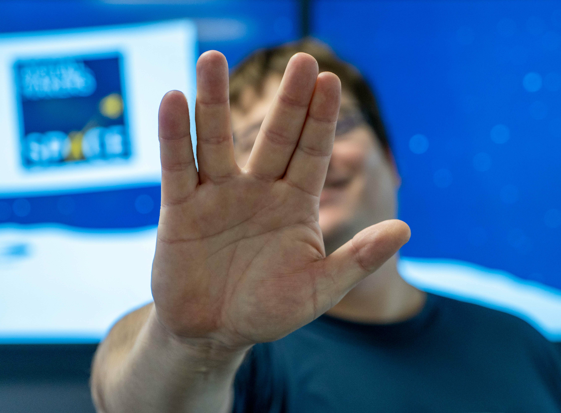Mann zeigt Hand 