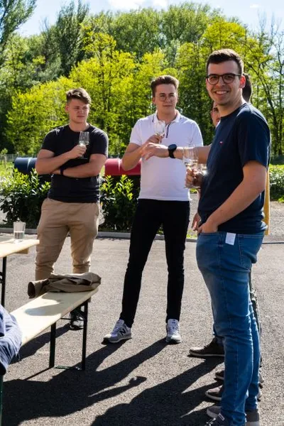 Männer im Außenbereich