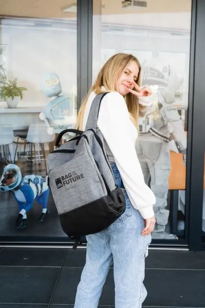 Frau mit MBIT Rucksack